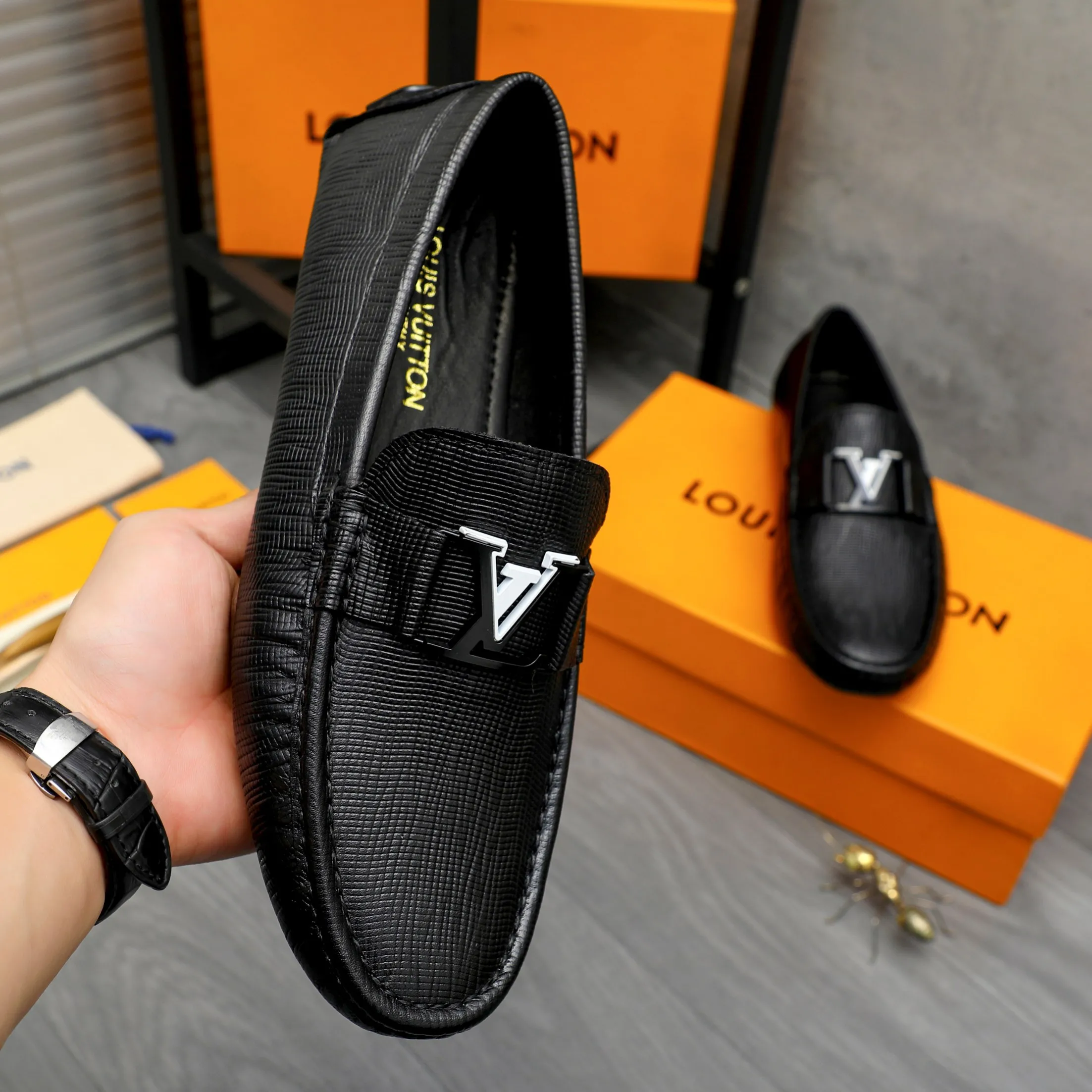 Men's shoes 💰p420 Product trademark: LV "Louis Vuitton" casual slip-on men's shoes Regular size: 38-44 Product materials: Selected vertical grain cowhide upper, sheepskin lining, original rubber outsole